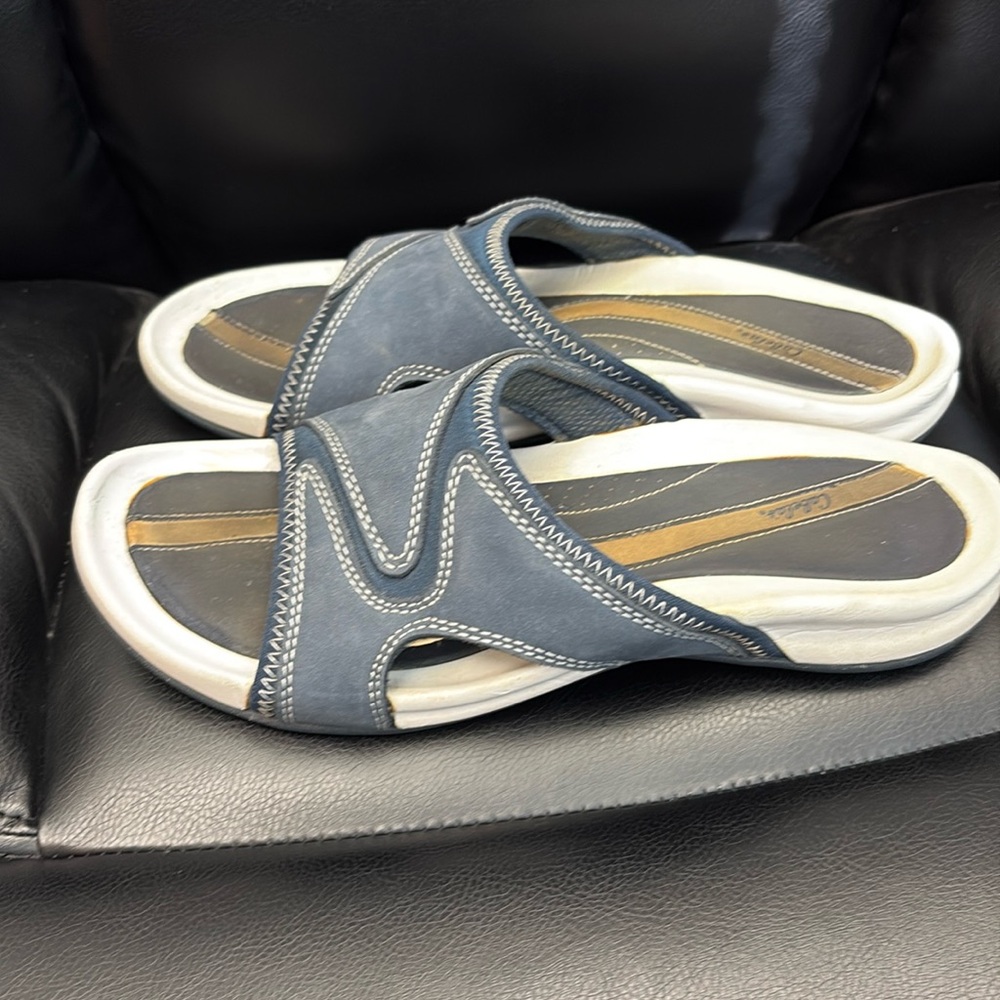 Cabelas Sandals Womens Size 7. Slides, Leather Upper.